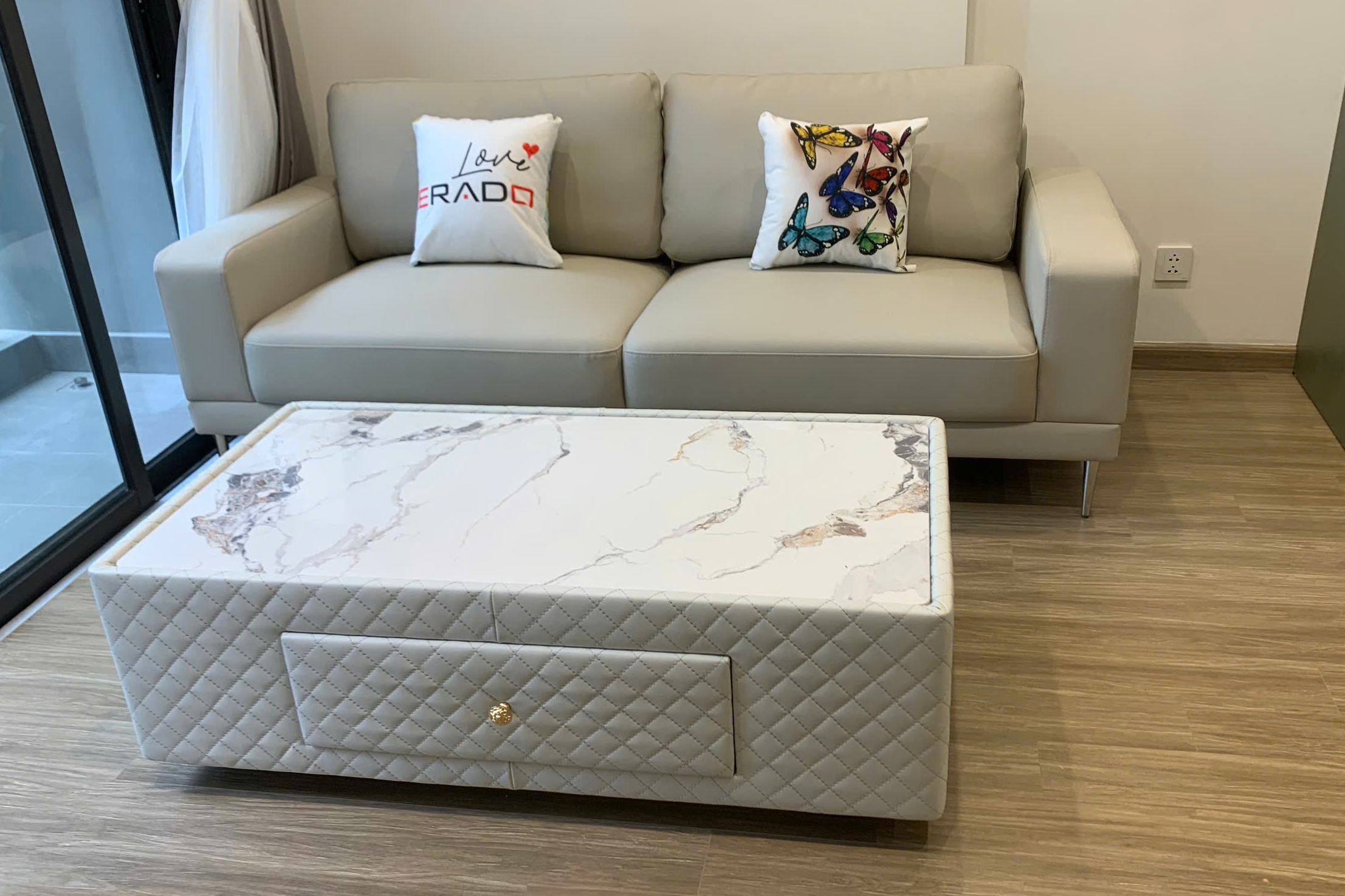 ERADO BÀN GIAO THÀNH CÔNG SOFA & BÀN TRÀ CHO GIA ĐÌNH ANH QUÂN Ở VIN SMART